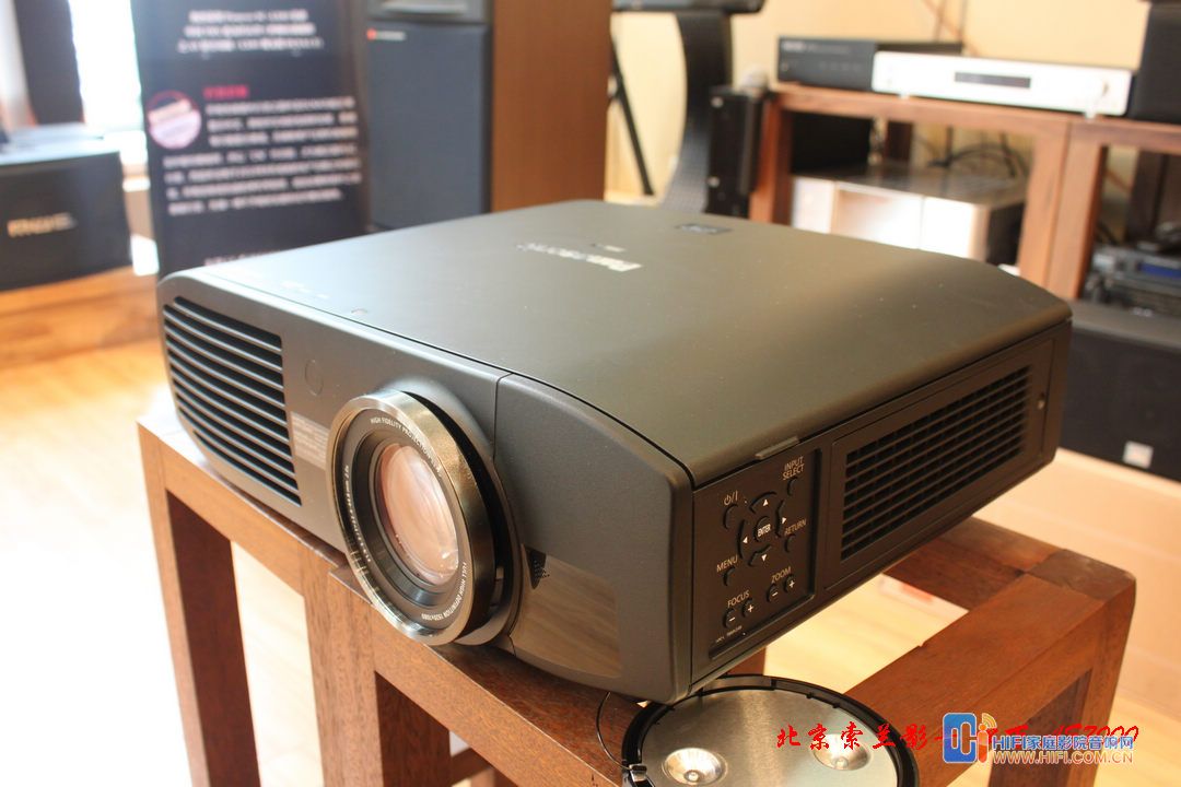 松下PT-AE7000EH高清3D投影机实物照片简介 20111219094210232