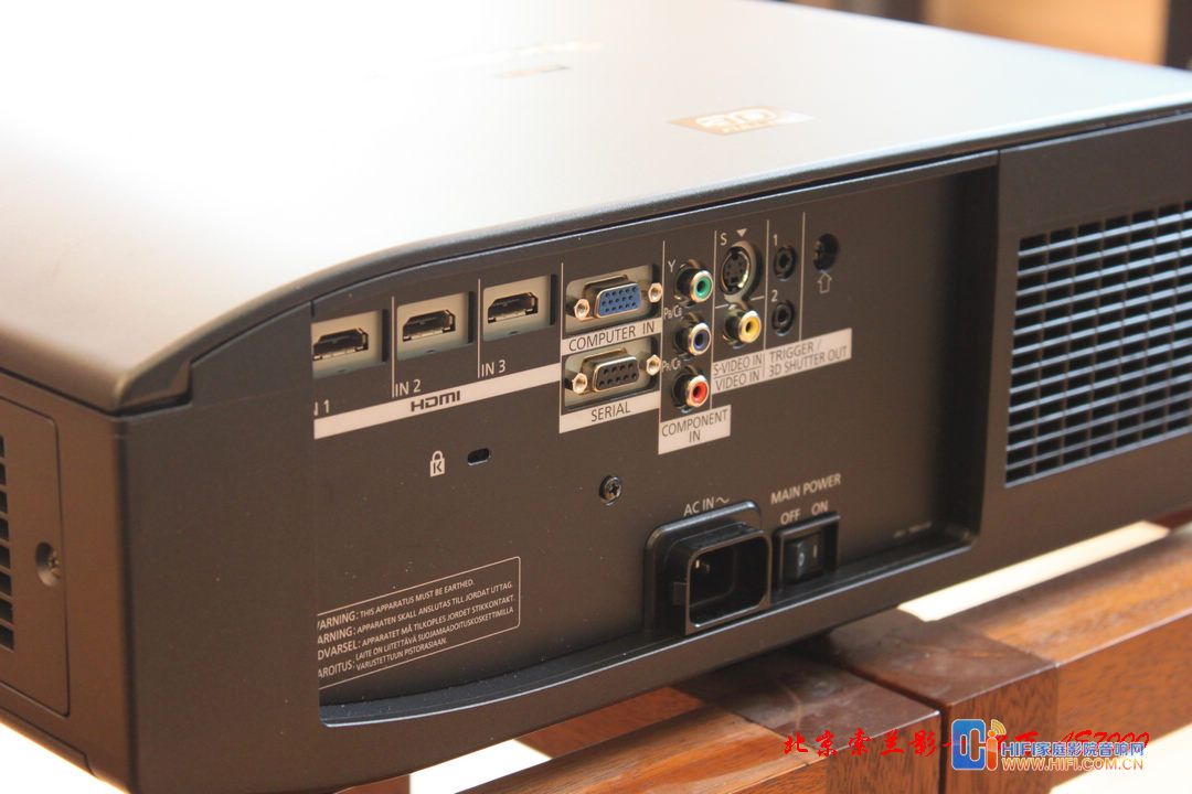 松下PT-AE7000EH高清3D投影机实物照片简介 20111219094210497