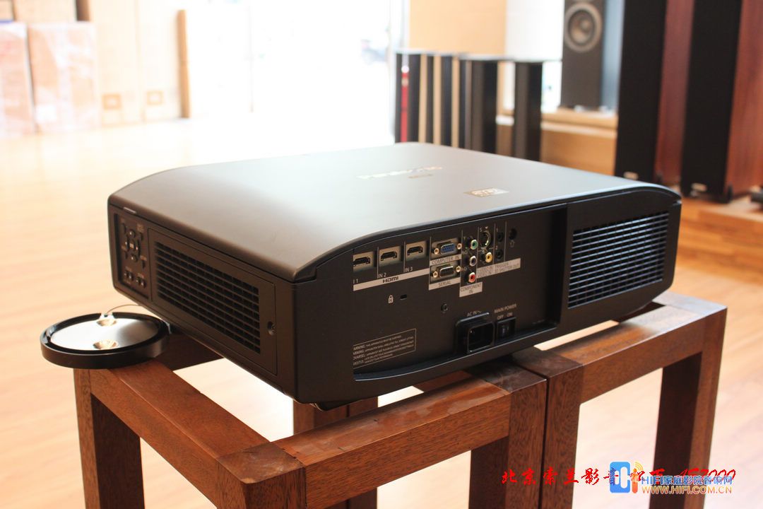 松下PT-AE7000EH高清3D投影机实物照片简介 20111219094210549