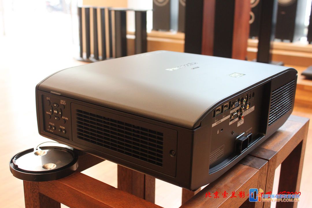 松下PT-AE7000EH高清3D投影机实物照片简介 20111219094211249
