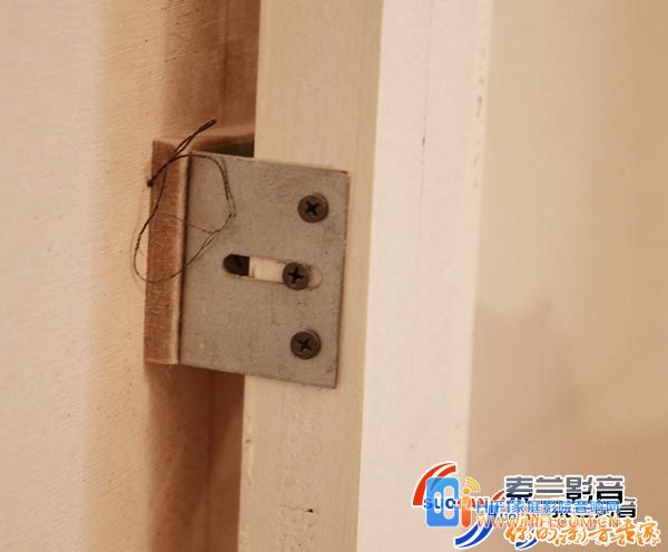 家庭影院装修U型悬浮龙骨下面带有聚酯纤维板隔声垫